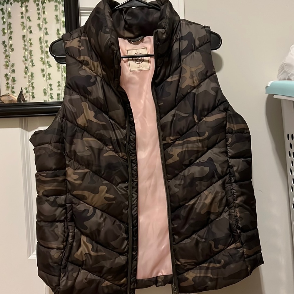 Camouflage vest with a pink inside. With pockets. Size Large
